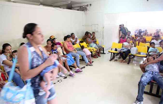 Pacientes e suas famlias aguardam atendimento no Centro Geral de Pediatria, em BH. Falta de especialista compromete atendimento (foto: Marcelo Sant'Anna/Esp.EM )