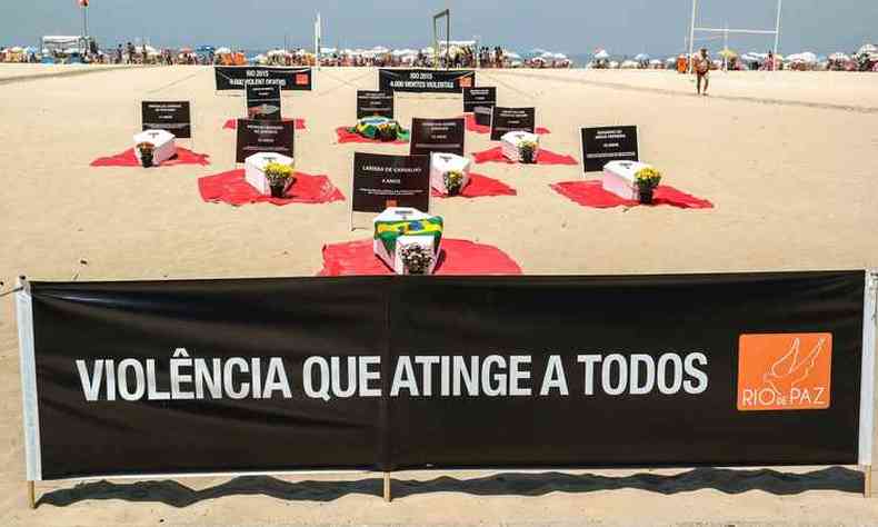 Manifestao nas areias de Copacabana, no Rio de Janeiro, para denunciar mortes por causas violentas (foto: Vladimir Platonow/ Agencia Brasil 11/10/2015)