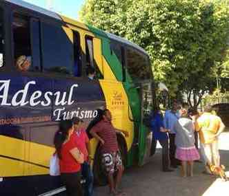 Passageiros do nibus assaltado esperam em frente  delegacia de Sobradinho (foto: Gustavo Moreno/CB/D.A Press)