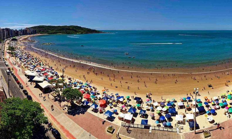 A mais famosa e conhecida entre os mineiros, a Praia do Morro oferece várias opções de hospedagens, quiosques e bares(foto: MARCELO MORYAN/MTUR) Vista aérea da Praia do Morro, em Guarapari ES