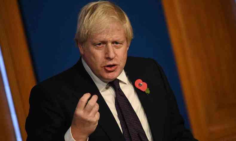 foto mostra o primeiro ministro britnico Boris Johnson falando em conferncia em Londres