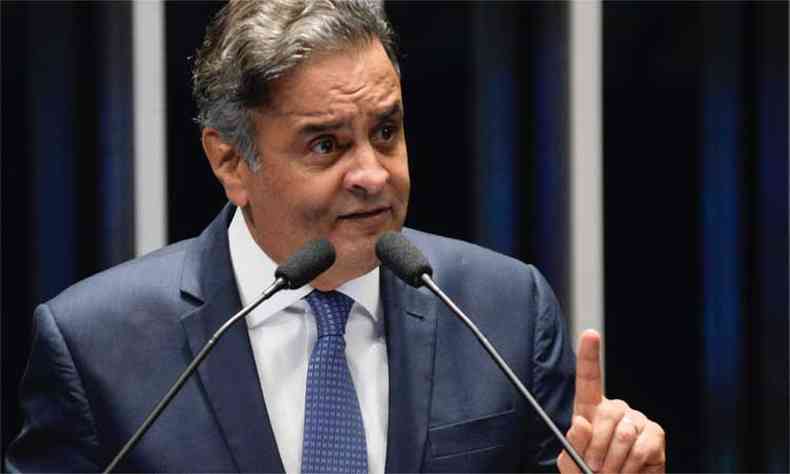 O senador Acio Neves tem ligado para deputados do PSDB para reverter votos favorveis  aceitao da denncia por corrupo passiva contra Temer (foto: Jefferson Rudy/Agncia Senado )