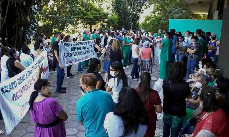 Manifestantes em frente ao Hospital Governador Israel Pinheiro, na Alameda Ezequiel Dias, no Centro de Belo Horizonte