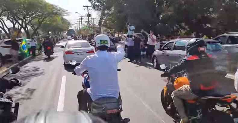 Jair Bolsonaro passeou de moto com apoiadores em Goinia, ontem  tarde, aps participar de evento militar(foto: Facebook/Reproduo)