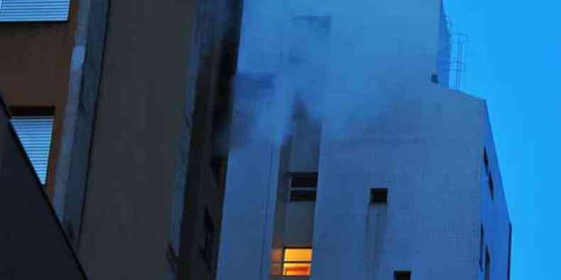 Fogo teve incio em um dos quartos do apartamento, informou bombeiro(foto: Alexandre Guzanshe/EM/DA Press)