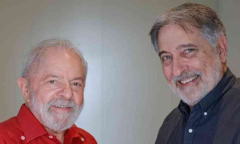 O ex-presidente Lula, de camisa vermelha, e o ex-governador Fernando Pimentel, de camisa escura