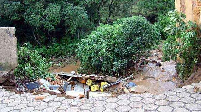Uma casa que ficava ao lado da rua foi atingida pela areia que desceu da via(foto: Divulgao/Prefeitura de Ouro Preto)