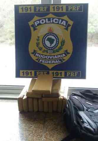 Foram apreendidos 14 tabletes da droga(foto: Polcia Rodoviria Federal (PRF) / Divulgao)