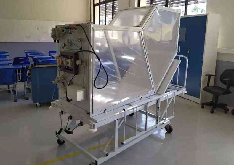 Equipamento poder ser utilizado para o transporte de pacientes infectados dentro do hospital, em ambulncias e at mesmo em helicpteros(foto: UFLA/Divulgao)