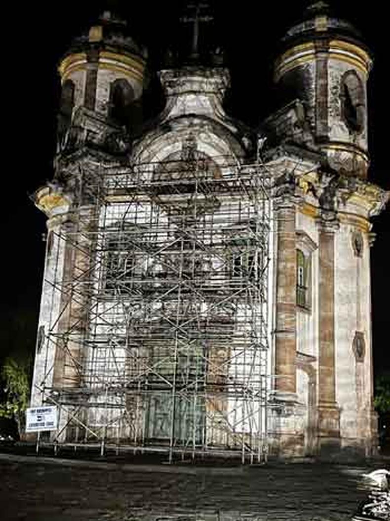 Andaimes de quase 15 metros foram instalados na fachada da igreja 
