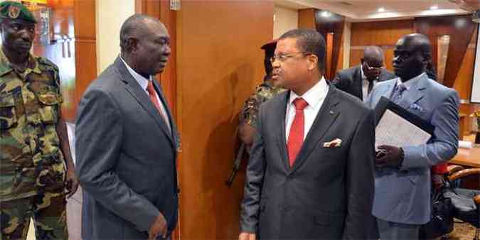Presidente (esq) no poder revogar o primeiro-ministro Nicolas Tiangaye (dir)(foto: AFP PHOTO/PATRICK FORT )