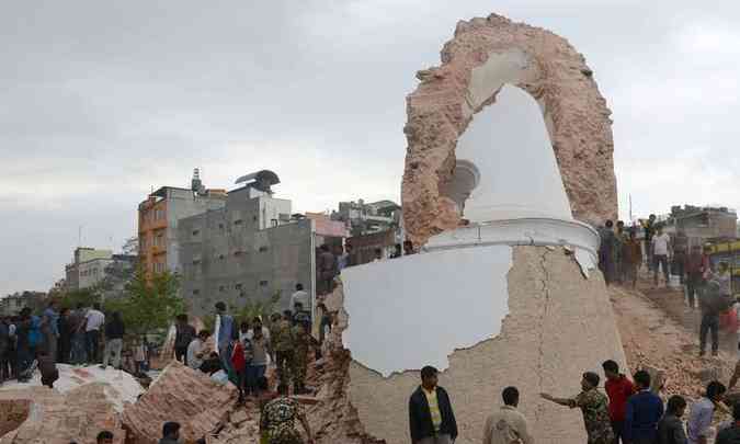 O terremoto, que ocorreu por volta do meio-dia local, provocou pnico entre a populao(foto: PRAKASH MATHEMA/AFP )