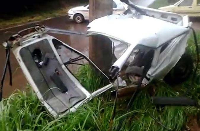 Parte do veículo ficou grudado no poste(foto: Matheus Aquino/Divulgação) Parte do veículo ficou grudado no poste(foto: Matheus Aquino/Divulgação)