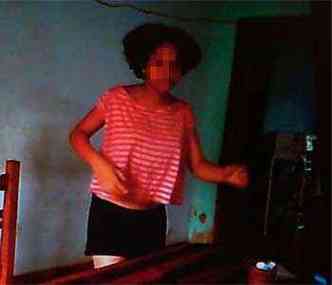 Com corpo e jeito de menina, garota de 14 anos  uma das atraes no bar da tia(foto: Reproduo Jair Amaral/EM/D.A Press)