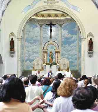 Mais de 400 pessoas rezaram ontem em novena no Bairro Lagoinha(foto: TLIO SANTOS/EM/D.A PRESS)