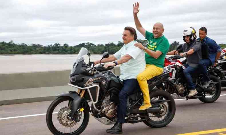 Luciano Hang na moto com Bolsonaro
