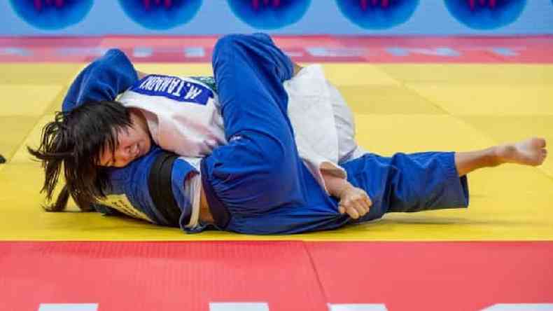 Judoca japonesa Momo Tamaoki imobiliza a brasileira Jssica Pereira no solo(foto: Federao Internacional de Jud)