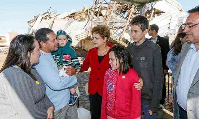 A presidente Dilma Rousseff visitou nesta segunda-feira vtimas do tornado em Xanxer, em Santa Catarina (foto: Roberto Stuckert Filho/PR)