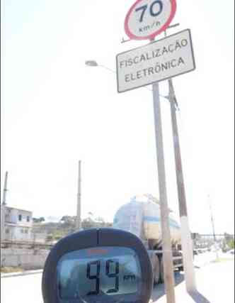 Motorista de caminho-tanque ignora limite na Avenida Cristiano Machado: retrato de uma cidade que paga com vidas pelos abusos com o acelerador(foto: Jair Amaral/EM/D.A Press)