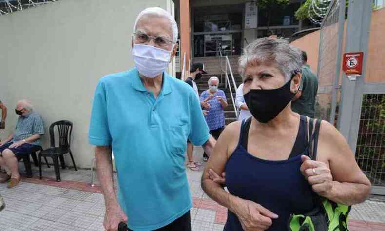 Francisco de Mello, de 88 anos, foi um dos ltimos atendidos no posto de sade da Avenida Petrolina; a esposa, Aurora de Mello, de 69 anos, acompanhou o marido na vacinao (foto: Juarez Rodrigues/EM/D.A Press )