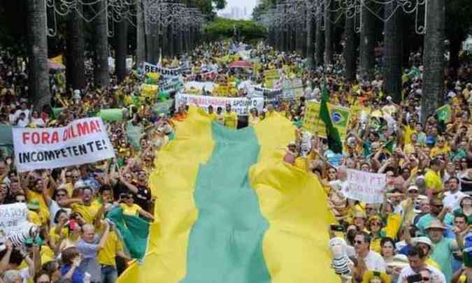 ltima grande manifestao em Belo Horizonte contra o governo foi realizada em dezembro, quando milhares de pessoas protestaram na Praa da Liberdade(foto: Paulo Filgueiras/EM/D.A Press )