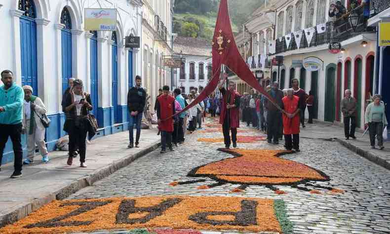 Poucos enfeites nas ruas de Ouro Preto chamaram a ateno de moradores e turistas(foto: Paulo Filgueiras/EM/D.A Press)