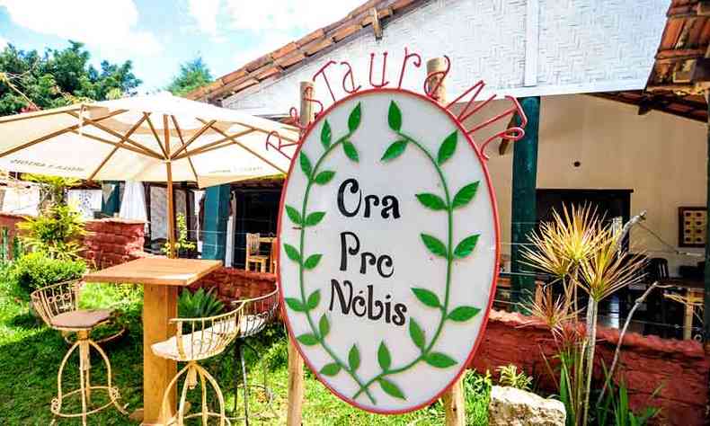 O restaurante que leva o nome de uma das verduras tradicionais nas hortas de Minas mantm a cultura de colher ingredientes no quintal(foto: LEANDRO COURI/EM/DA PRESS)