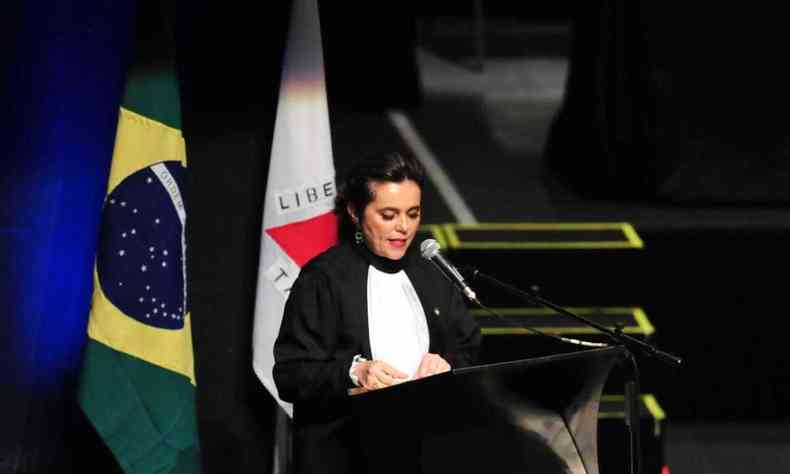 Mnica Sifuentes, presidente do TRF-6, fala ao microfone; ao fundo, as bandeiras do Brasil e de Minas