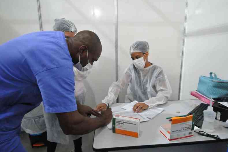 Auxiliar de servios gerais no Hospital Regional de Ibirit, Wilson Bispo recebeu a segunda dose: %u201C uma felicidade muito grande, o sentimento  de gratido%u201D (foto: Alexandre Guzanshe/EM/D.A Press)