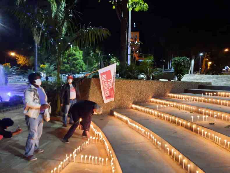 500 velas foram acesas em homenagem a vítimas da COVID na cidade(foto: Redes Sociais/Reprodução)