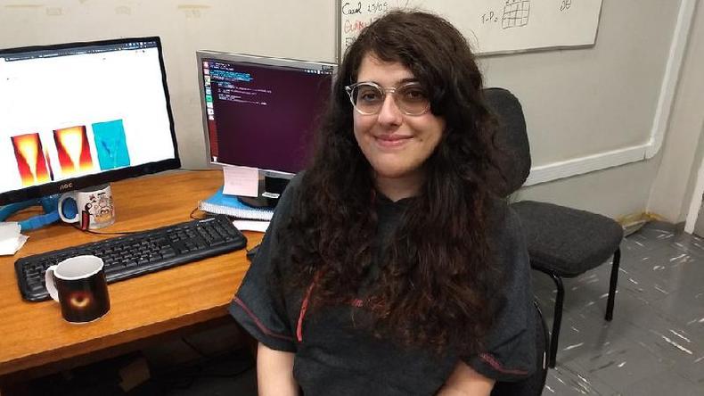 Roberta Duarte posa em frente a seu computador e sua mesa, em sala do Instituto de Astronomia, Geofsica e Cincias Atmosfricas, na Universidade de So Paulo