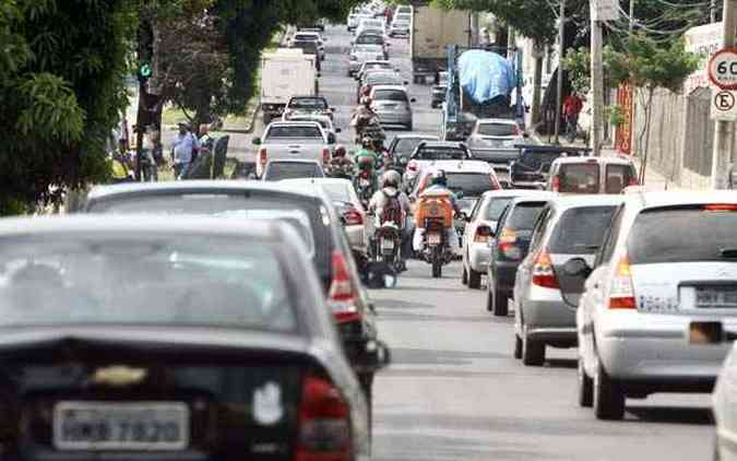 Motoristas enfrentaram longas filas na Avenida Antnio Carlos(foto: Rodrigo Clemente/EM/D.A.Press)