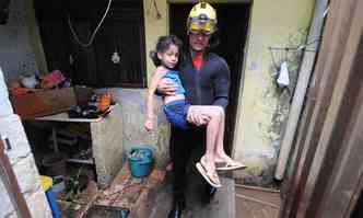 Soldado do Corpo de Bombeiros resgata a menina Maria Eduarda em casa alagada na Vila So Jos(foto: Beto Novaes/EM/DA Press)