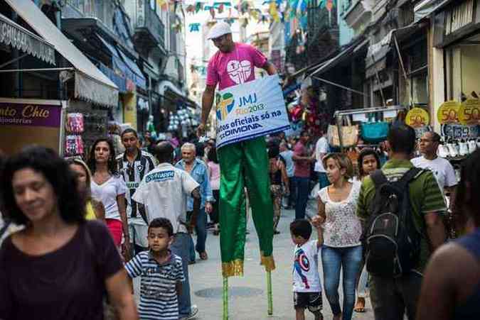 Ruas da Saara, rea de comrcio popular do Rio, foram tomadas por artigos que lembram a JMJ e o Papa Francisco(foto: AFP PHOTO / YASUYOSHI CHIBA )