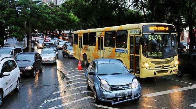 Tr�nsito congestionado na Avenida Contorno onde um caminh�o bateu em quatro carros(foto: Alexandre Guzanshe/EM/D.A.Press)