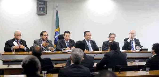 O ato de ontem fez parte da investida da frente em defesa da ampliao das cortes, que pretende agora discutir o tema com ministros do Supremo (foto: Geraldo Magela/Agncia Senado)