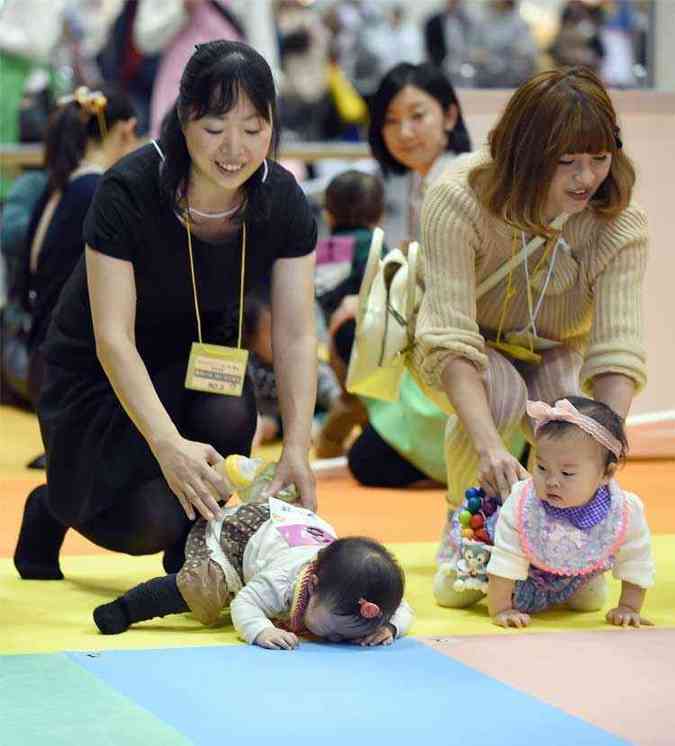 Mes com seus bebs no Japo: crianas aprendem a partir de uma viso que j tm do mundo(foto: TORU YAMANAKA)