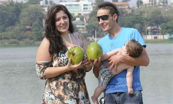 Diego, Bruna e Fernando: hidratao com gua de coco no domingo de calor insuportvel (foto: Jair Amaral/EM/D.A Press. Brasil. )