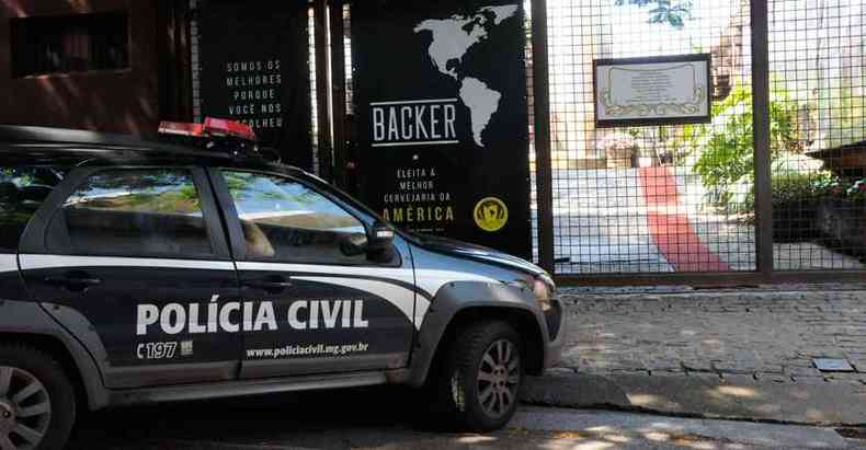 Agentes da Polcia Civil no Ptio Cervejeiro da Backer: at agora, investigaes se concentravam em casos registrados a partir de outubro de 2019(foto: Paulo Filgueiras/EM/D.A Press %u2013 14/1/20)