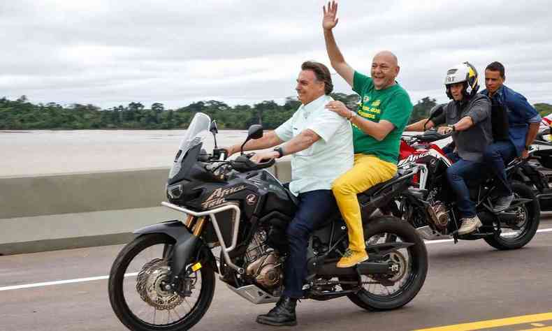 De moto, Bolsonaro leva Luciano Hang na garupa em 'motociata'