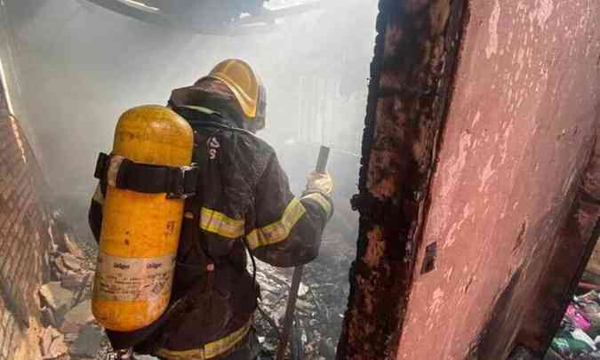 Incndio destri casa em ItanaCorpo de Bombeiros de Itana/Divulgao