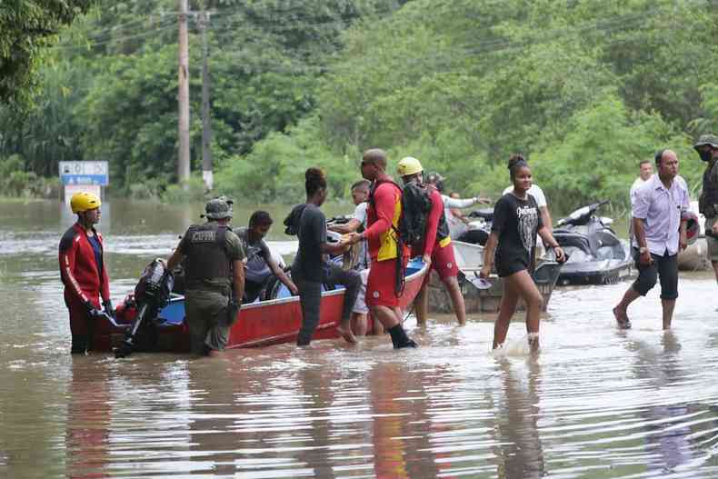 Enchentes na Bahia j deixaram mais de 37 mil desabrigados