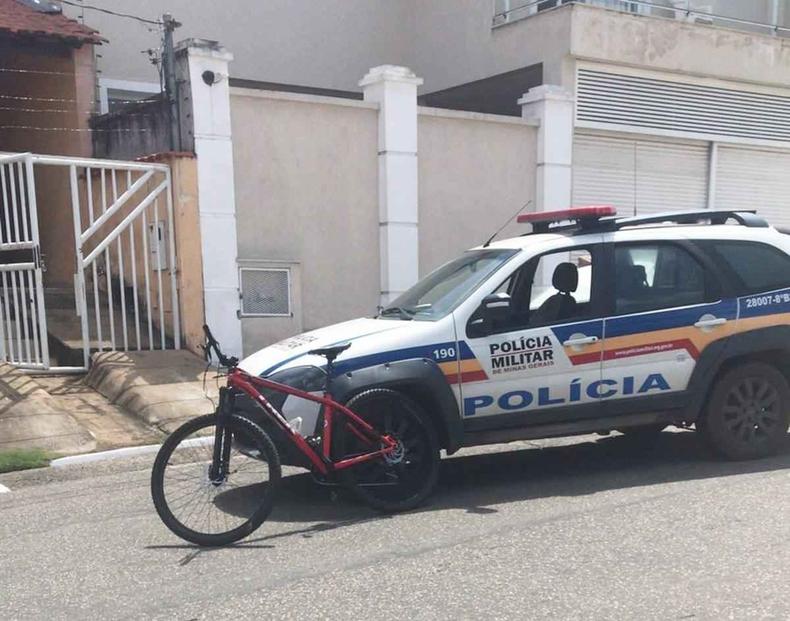 Suspeito foi flagrado pela PM 