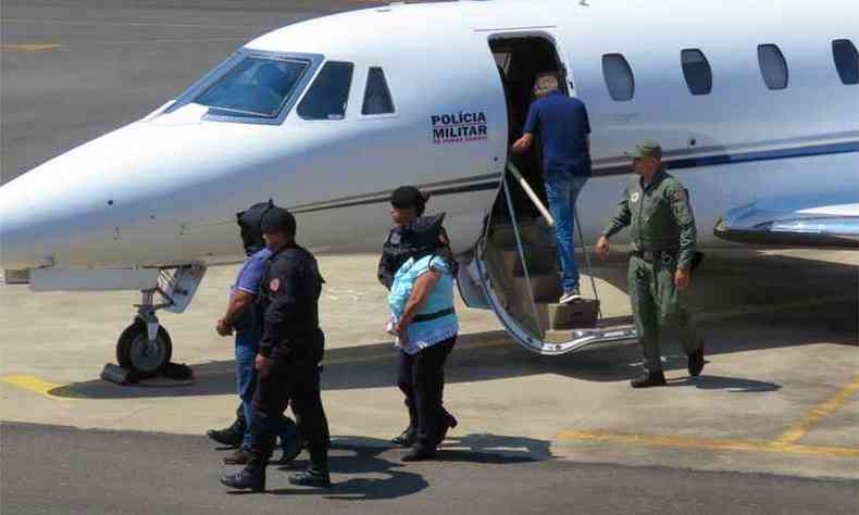 Presos sendo transportados pela PM(foto: Gaeco/Divulgao)