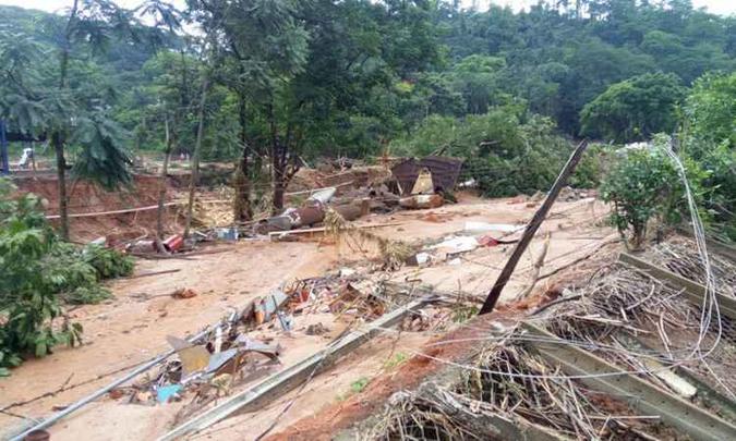 Várias cidades da Zona da Mata, como Urucânia, arrasada pela chuva no fim do ano passado e onde 25 pontes foram destruídas, não conseguiram voltar à normalidade e continuam à espera de socorro federal(foto: Corpo de Bombeiros/Divulgação) Várias cidades da Zona da Mata, como Urucânia, arrasada pela chuva no fim do ano passado e onde 25 pontes foram destruídas, não conseguiram voltar à normalidade e continuam à espera de socorro federal(foto: Corpo de Bombeiros/Divulgação)