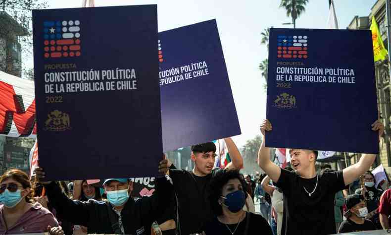 Na foto, manifestantes fazem protestos e pedem nova Constituio