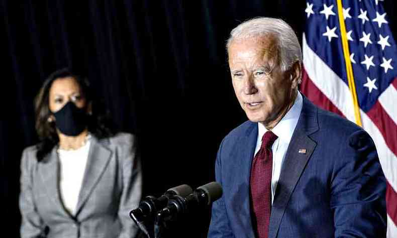 O democrata Joe Biden aparece na frente nas pesquisas e sua campanha aposta que se ele no errar leva a eleio(foto: Drew Angerer/AFP)