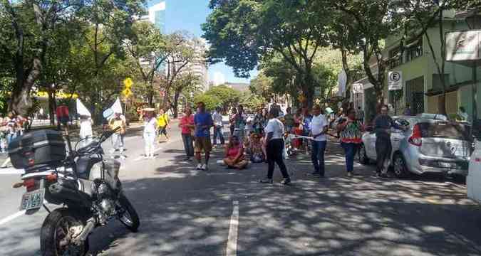 Grupo, de aproximadamente 50 pessoas, fechou a Avenida Afonso Pena, entre a Rua Rio Grande do Norte e a Professor Moraes, em direo ao Bairro Mangabeiras. (foto: Ana Letcia Nunes)