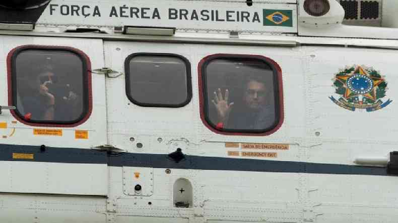 Jair Bolsonaro sobrevoa protesto na Esplanada dos Ministrios, em Braslia(foto: Reuters)