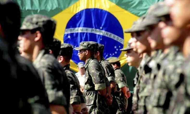 Almirante ouvido pela reportagem diz que Bolsonaro 'est jogando para a plateia, para o pblico mais radical'(foto: Divulgao/Governo federal)